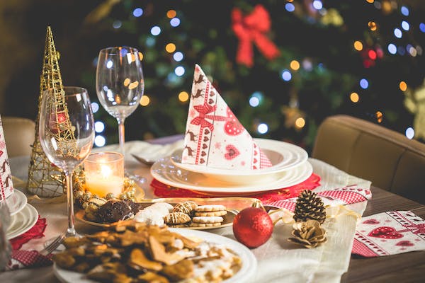 Χριστουγεννιάτικο τραπέζι από το… “καλάθι της νοικοκυράς” (ΒΙΝΤΕΟ)