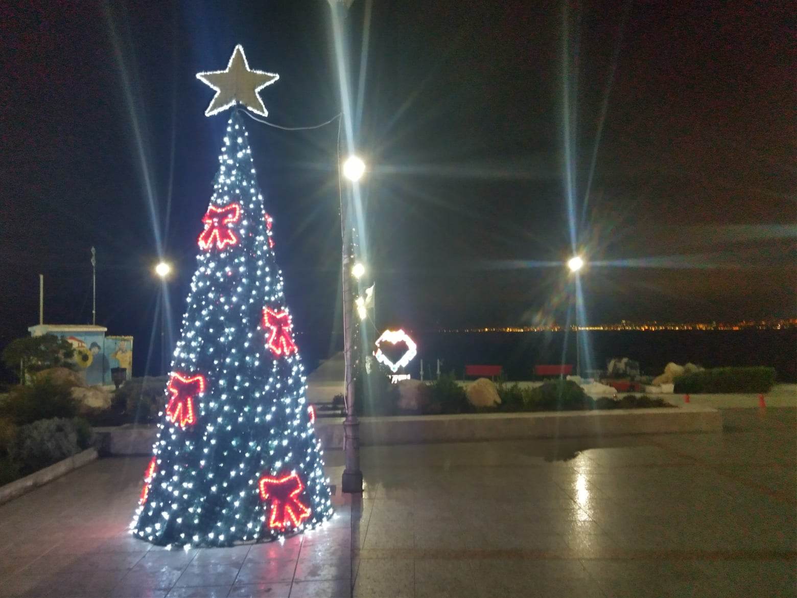 Ομορφη καληνύχτα από την στολισμένη Περαία!