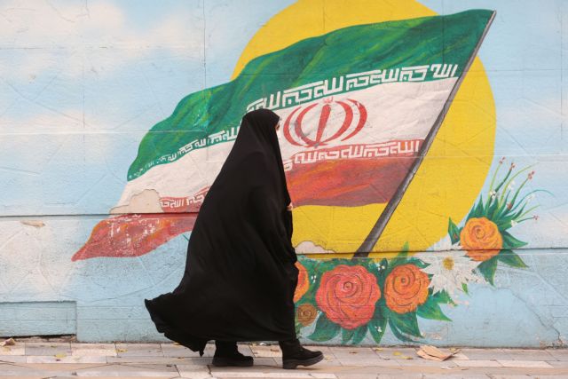 Βήμα… πίσω από το Ιράν: Δεν θα ξυλοκοπεί αμέσως τις γυναίκες που δεν φορούν μαντίλα μέσα στα αυτοκίνητα (ΒΙΝΤΕΟ)