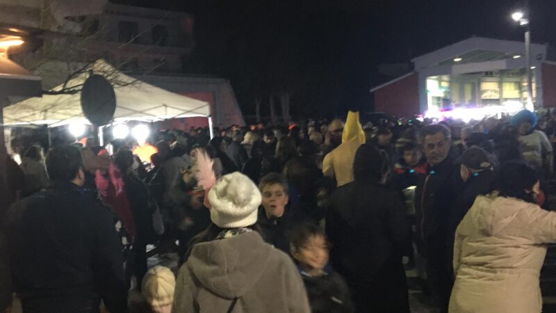 ΤΩΡΑ στην Επανομή: Καρναβαλικό ξεφάντωμα!!! (ΒΙΝΤΕΟ)