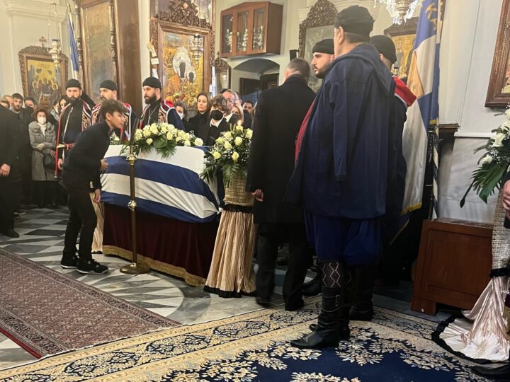 Ο Σάββας Αναστασιάδης στην κηδεία του Μανούσου Βολουδάκη στα Χανιά
