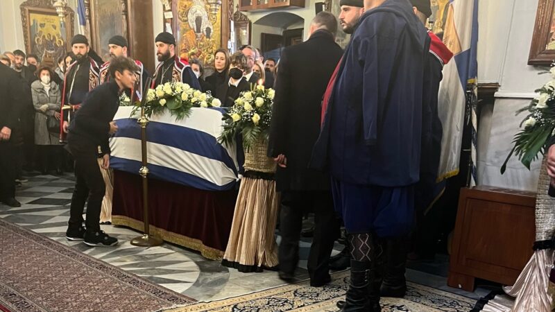 Ο Σάββας Αναστασιάδης στην κηδεία του Μανούσου Βολουδάκη στα Χανιά