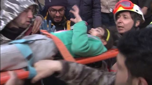 Τουρκία: Η συγκλονιστική στιγμή που η ελληνική ΕΜΑΚ βγάζει 6χρονη από τα συντρίμμια (ΒΙΝΤΕΟ)