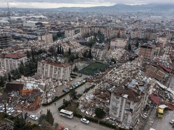 Τουρκία: Θρήνος στα ερείπια – Πάνω από 10.000 νεκροί, ισοπεδωμένες πόλεις και χωριά (BINTEO)