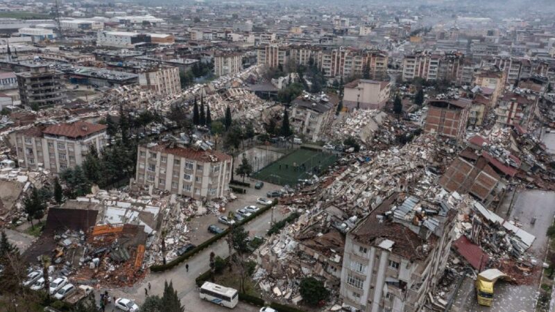 Τουρκία: Θρήνος στα ερείπια – Πάνω από 10.000 νεκροί, ισοπεδωμένες πόλεις και χωριά (BINTEO)