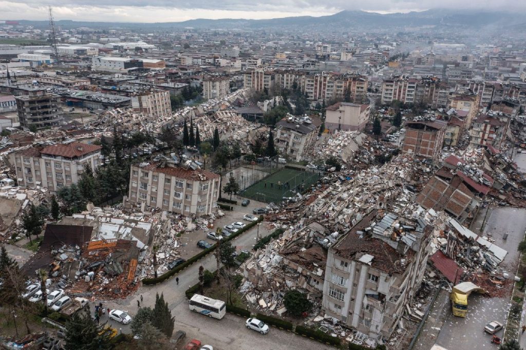 Τουρκία: Θρήνος στα ερείπια – Πάνω από 10.000 νεκροί, ισοπεδωμένες πόλεις και χωριά (BINTEO)