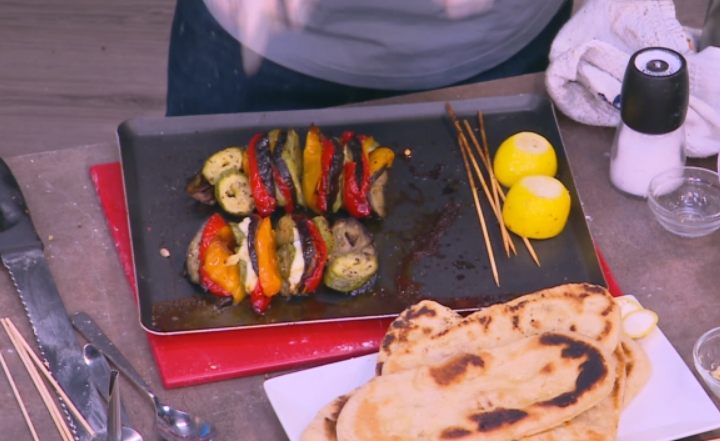 Νηστίσημη συνταγή: Γύρος λαχανικών με ταχινοσαλάτα & κυπριακές πίτες (ΒΙΝΤΕΟ)