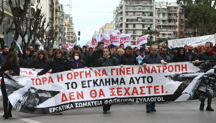 “Παρέλυσε” η Θεσσαλονίκη -Μεγαλειώδης σε όγκο η διαδήλωση για τους νεκρούς των Τεμπών (ΒΙΝΤΕΟ)