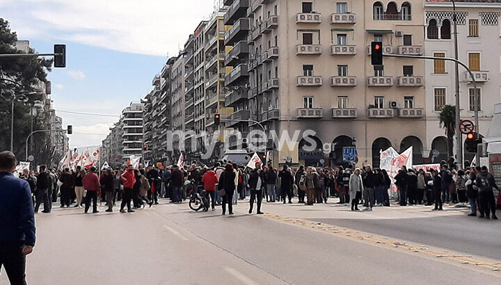 Λαοθάλασσα οργής στο κέντρο της Θεσσαλονίκης σε μια από τις μεγαλύτερες διαδηλώσεις των τελευταίων ετών