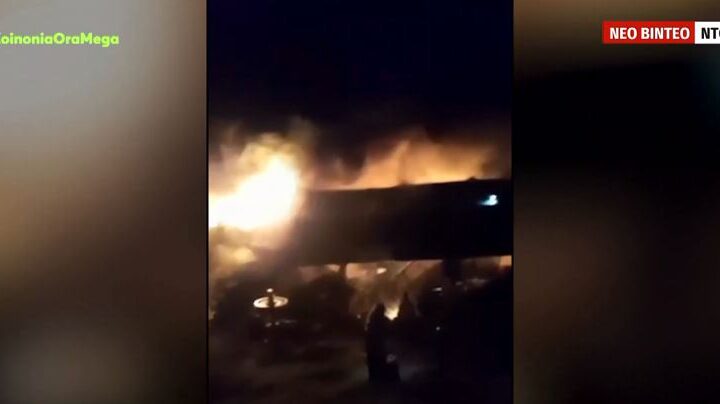 Ανατριχιαστικό βίντεο ντοκουμέντο από φλεγόμενο βαγόνι στα Τέμπη δευτερόλεπτα μετά τη σύγκρουση
