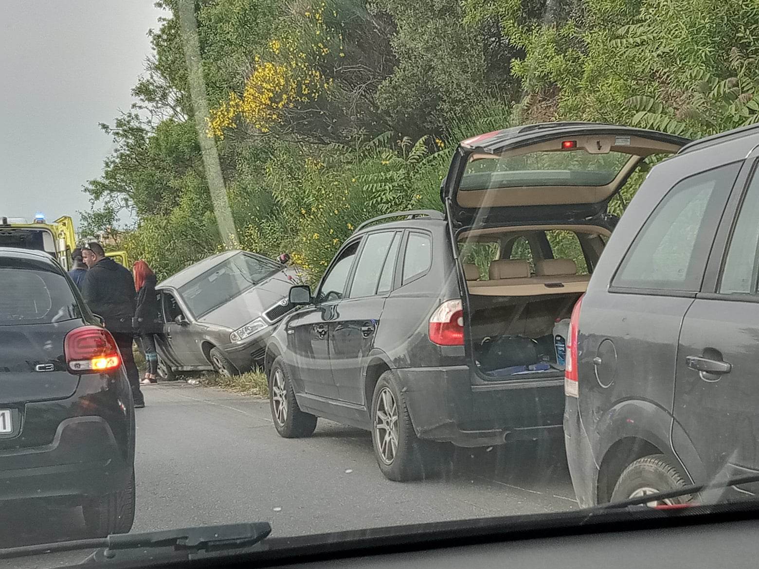 Ατύχημα στην ανηφόρα της Αγίας Τριάδας (ΑΠΟΚΛΕΙΣΤΙΚΗ ΦΩΤΟ)