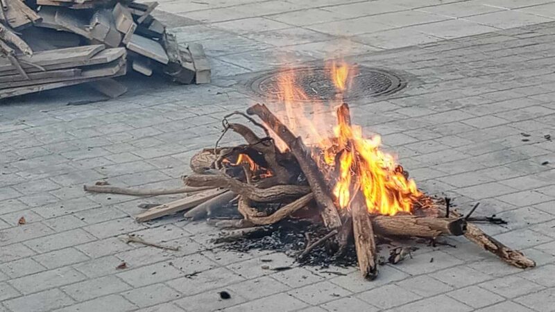 ΤΩΡΑ: Αναψε η φωτιά του Αη Γιάννη στην Αγία Τριάδα