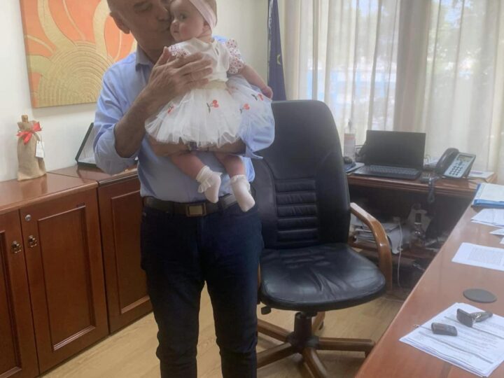 “Γιορτάζει” ο Γιώργος Τσαμασλής με την εγγονή του αγκαλιά!
