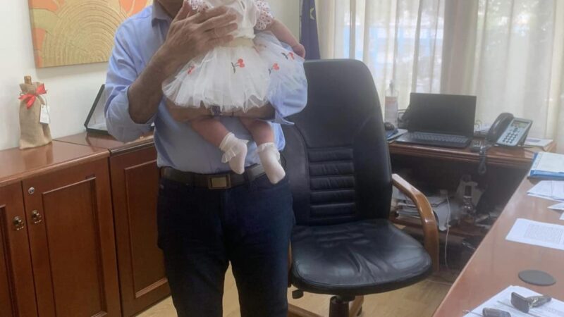 “Γιορτάζει” ο Γιώργος Τσαμασλής με την εγγονή του αγκαλιά!