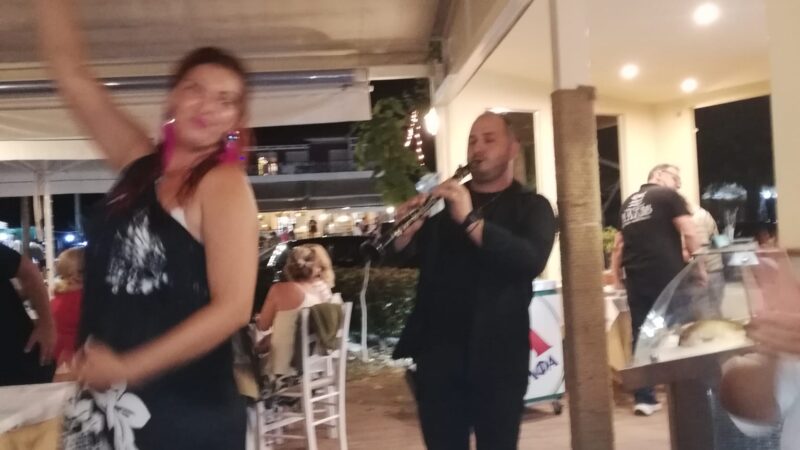 Γλέντι με χορό και κλαρίνα στον “Μάκη”-Ρεσιτάλ με Καίτη Ιωάννου και Δημήτρη Καπλάνη! (ΒΙΝΤΕΟ)