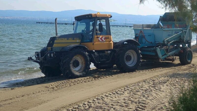 Από νωρίς το πρωί στη…μάχη για τον καθαρισμό του αιγιαλού της Περαίας (ΒΙΝΤΕΟ)