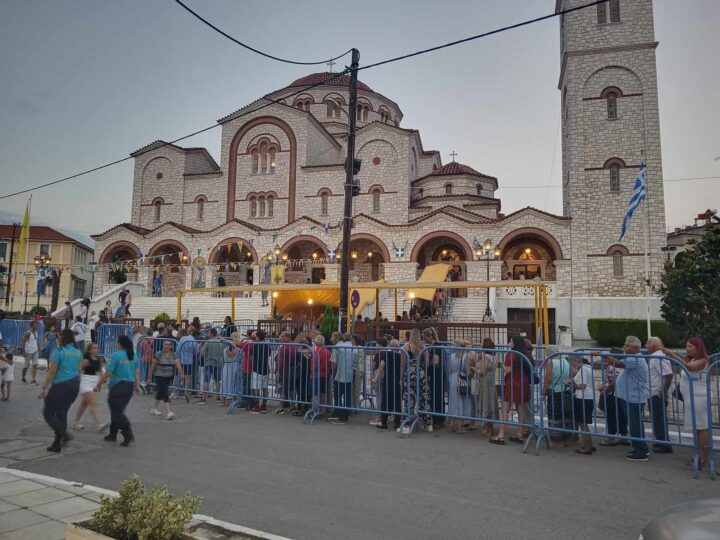 Τα εγκώμια προς την Παναγία Φανερωμένη:  Αθρόα η προσέλευση των πιστών (ΦΩΤΟΡΕΠΟΡΤΑΖ)