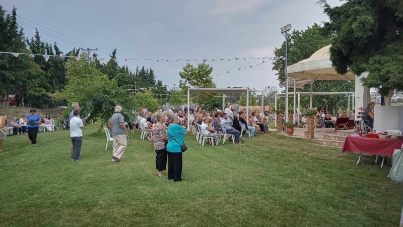 Οι στιγμές της απόλυτης κατάνυξης στο εκκλησάκι της Μεταμόρφωσης του Σωτήρος-Οι πιστοί ψάλλουν όλοι μαζί… (ΒΙΝΤΕΟ)