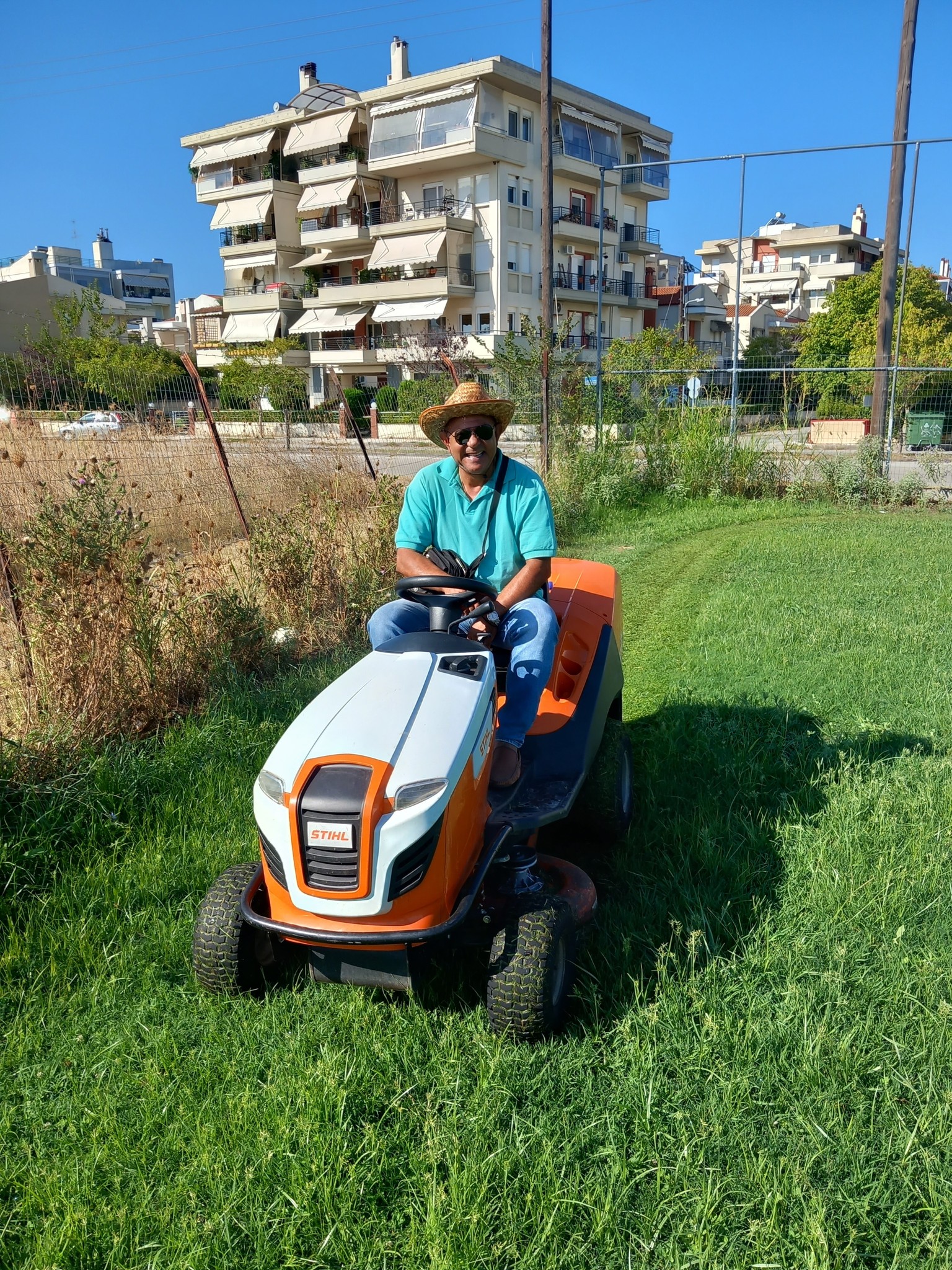 Ανέβηκε στο τρακτεράκι ο Μπίρος για… κούρεμα