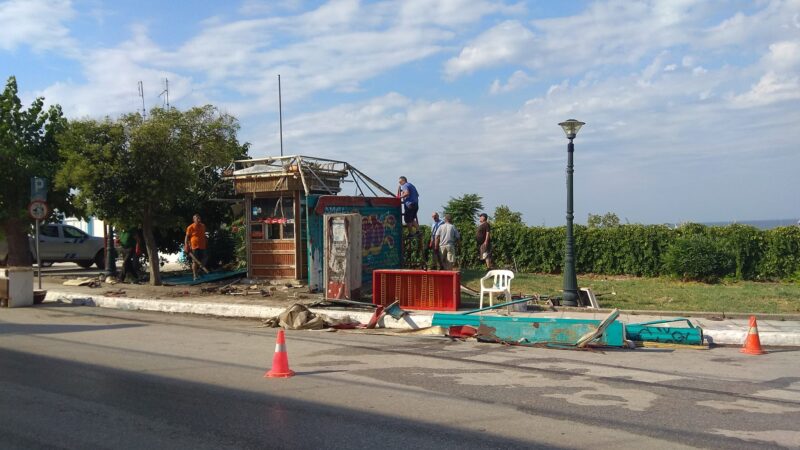 Αποξηλώθηκε το περίπτερο “κουφάρι” δίπλα στο Λιμενικό Μηχανιώνας