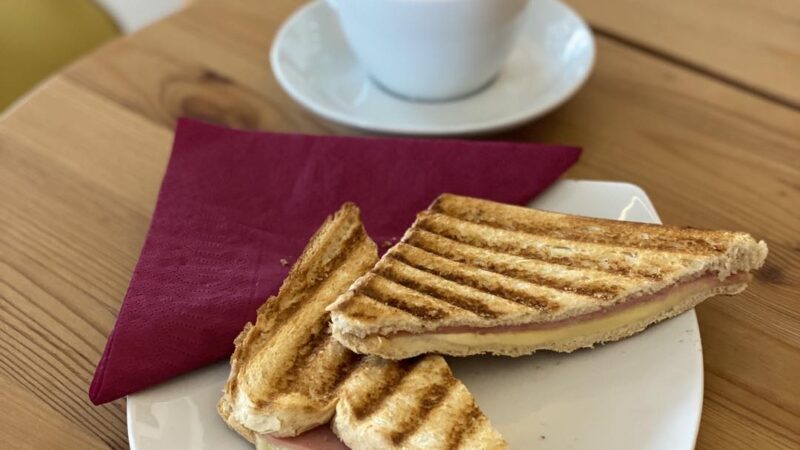 Προσφορά από το Vienna Cafe: Κάθε πρωί καφές και τοστ 2,70 ευρώ!!