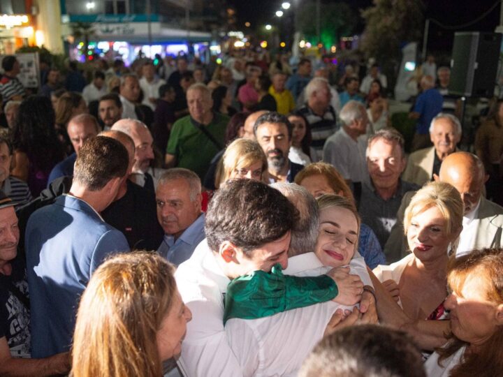 Η αγκαλιά του γιου στον πατέρα