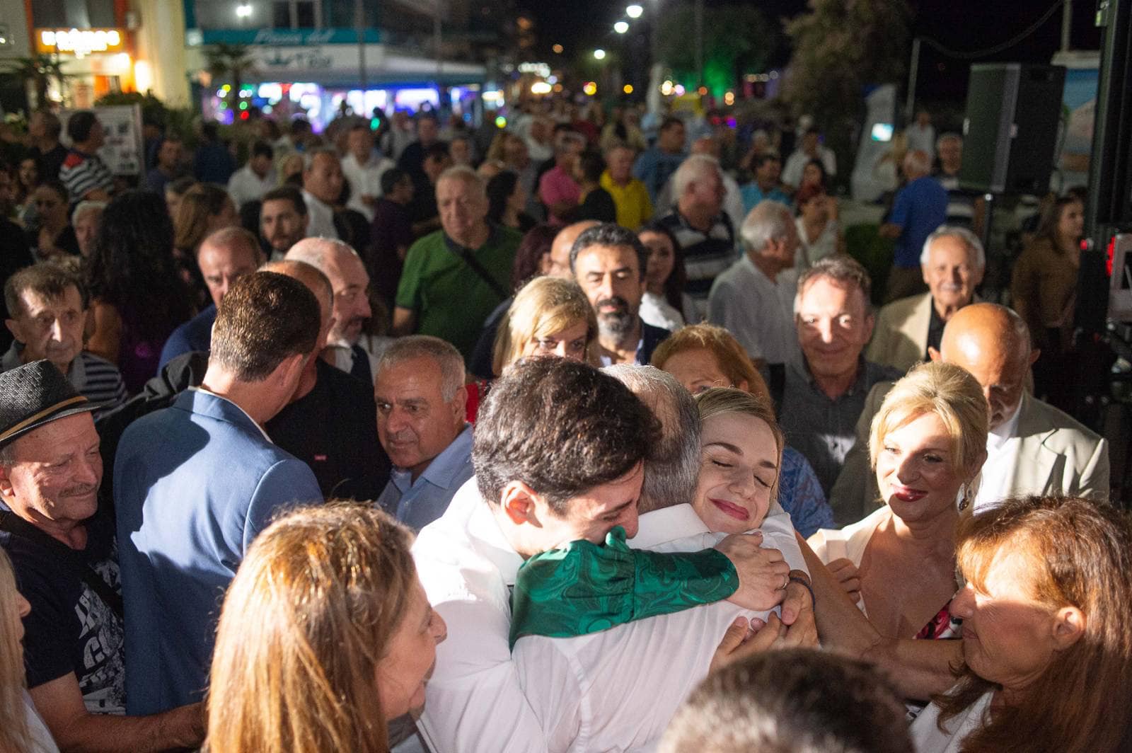 Η αγκαλιά του γιου στον πατέρα