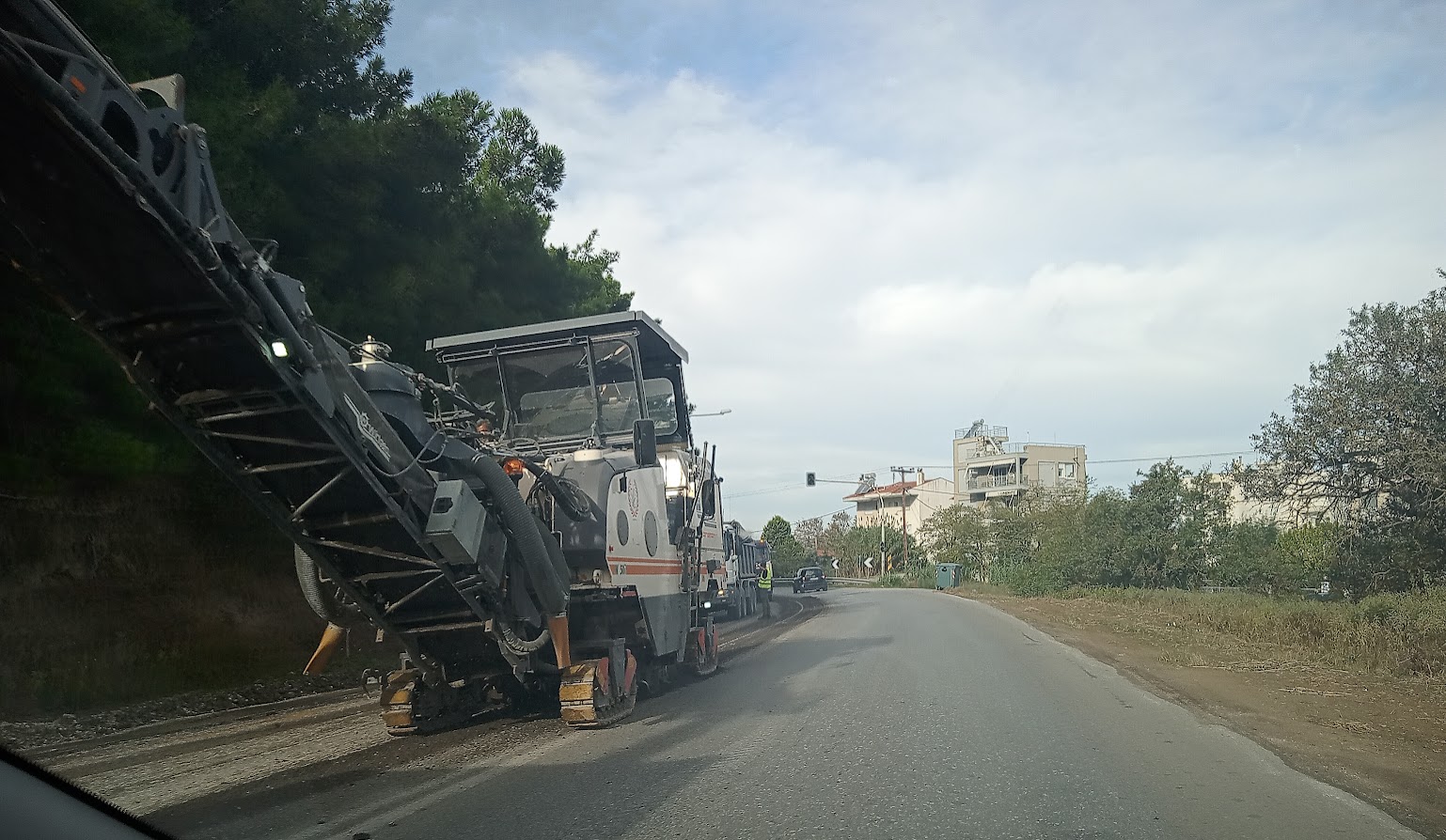 ΤΩΡΑ: Εργα ασφαλτόστρωσης μεταξύ Αγίας Τριάδας-Ν. Επιβατών (ΦΩΤΟΡΕΠΟΡΤΑΖ)