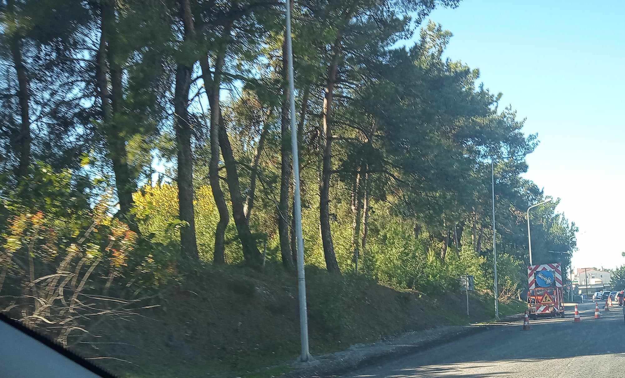 ΤΩΡΑ: Ταλαιπωρία λόγω ασφαλτόστρωσης στη διασταύρωση των Νέων Επιβατών