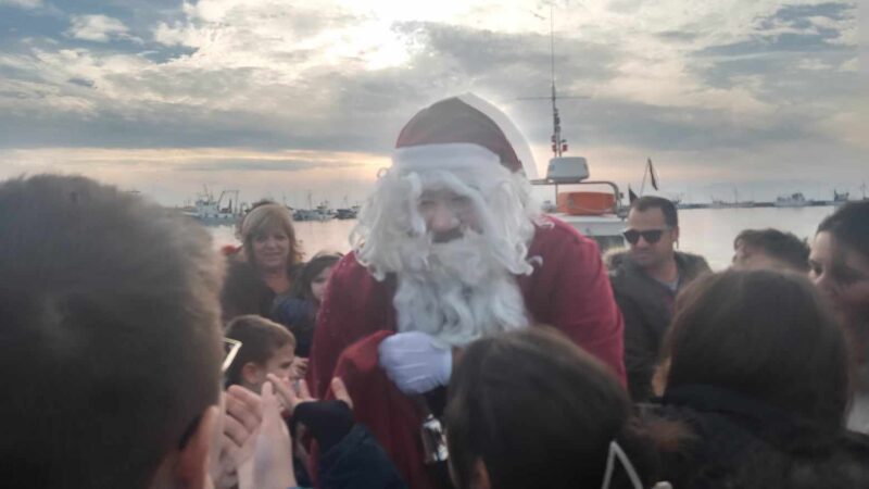 Νάτος έφτασε!!! Ο Αϊ Βασίλης της Μηχανιώνας ήρθε με καϊκι (ΦΩΤΟΡΕΠΟΡΤΑΖ+ΒΙΝΤΕΟ)