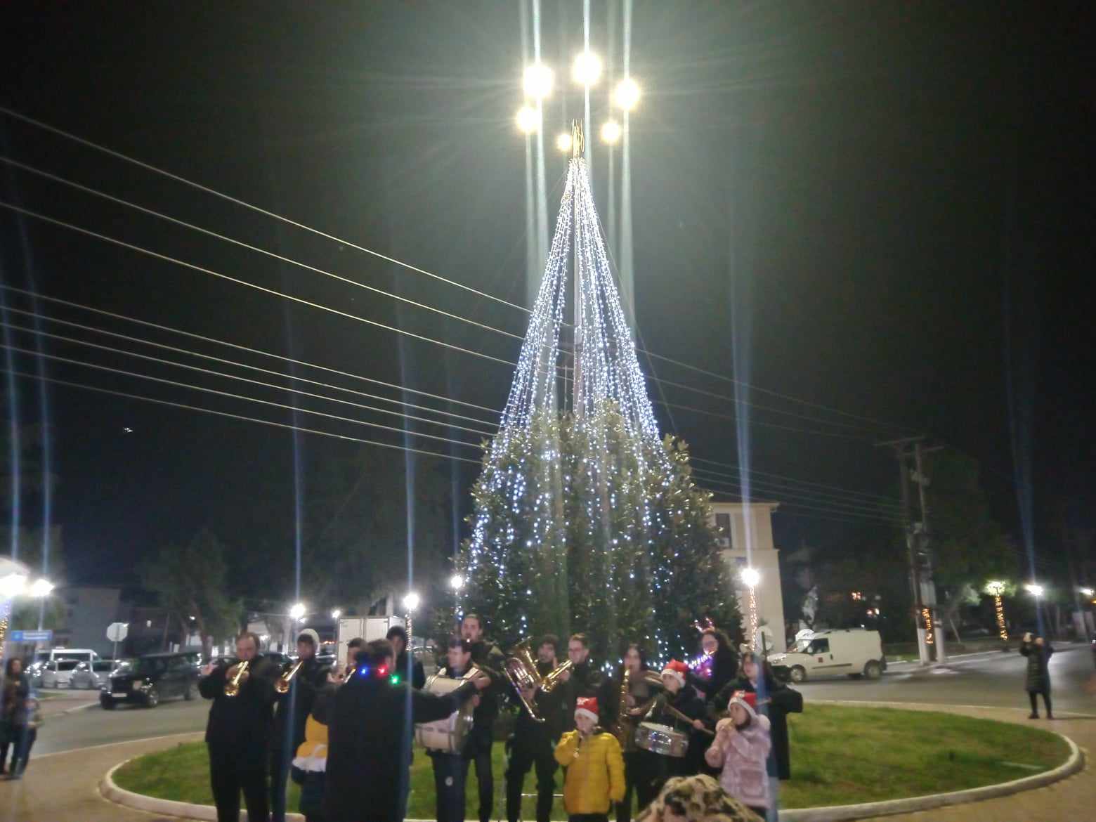 Με αγάπη από τη Μηχανιώνα!!! Φωταγωγήθηκε το Χριστουγεννιάτικο δέντρο! (ΦΩΤΟΡΕΠΟΡΤΑΖ+3 ΒΙΝΤΕΟ)