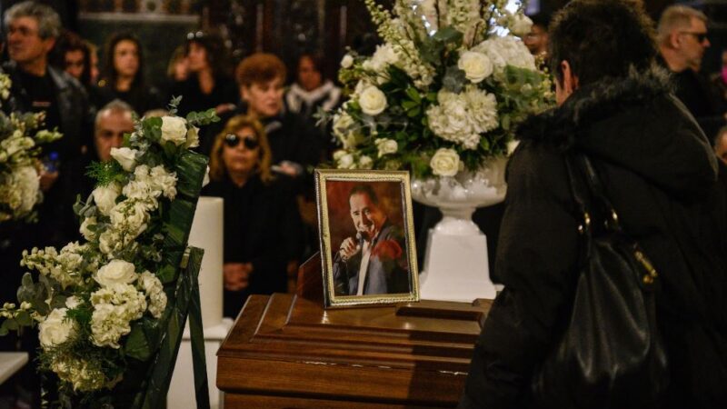 Ολα για τον Βασίλη…Χιλιάδες κόσμου στο λαϊκό προσκύνημα (ΒΙΝΤΕΟ)