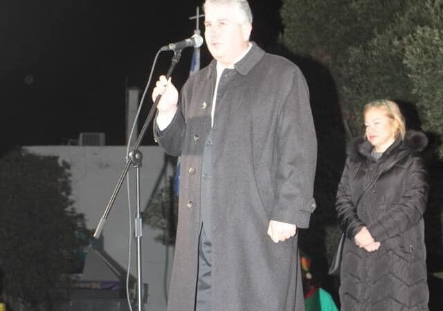 Ο Κώστας Κούτουκας πάτησε το “κουμπί” του δέντρου της Μηχανιώνας και μας εύχεται καλές γιορτές! (BINTEO)