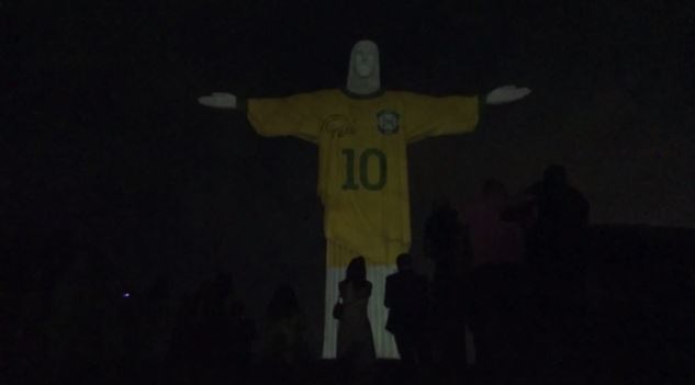 Το άγαλμα του Ιησού Χριστού φωτίστηκε στην μνήμη του θρυλικού ποδοσφαιριστή Πελέ (ΒΙΝΤΕΟ)