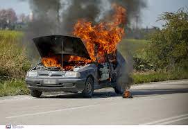 ΔΙΠΛΑ ΜΑΣ: Αυτοκίνητο έπιασε φωτιά εν κινήσει στην Καλλικράτεια-Αγιο είχε ο οδηγός