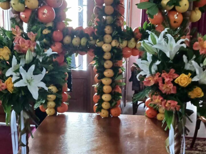 Οι Επανομίτες στόλισαν και φέτος τον “Θρόνο του Κυρίου” με πορτοκάλια και λεμόνια! (ΦΩΤΟΡΕΠΟΡΤΑΖ)