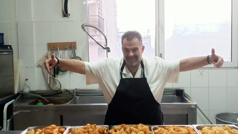 Κυριακάτικη μαγεία στον “Κατσαρόλα” με σουτζουκάκια σμυρνέϊκα, κότσι με πατάτες, κοκορέτσι και μοσχαράκι γιουβέτσι