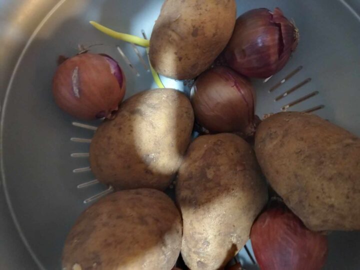 Κατάντια…«Καίνε» οι τιμές στα κρεμμύδια – Ψωνίζουν πατάτες με το κομμάτι (ΒΙΝΤΕΟ)