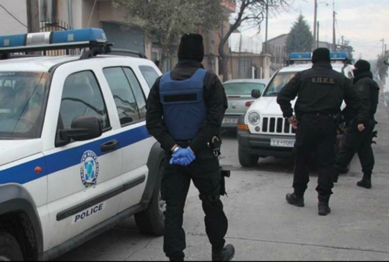 Σπείρα ρήμαζε σταθμευμένα αυτοκίνητα επί της οδού Θεσσαλονίκης-Περαίας-Δύο συνελήφθησαν, άλλοι δύο αναζητούνται