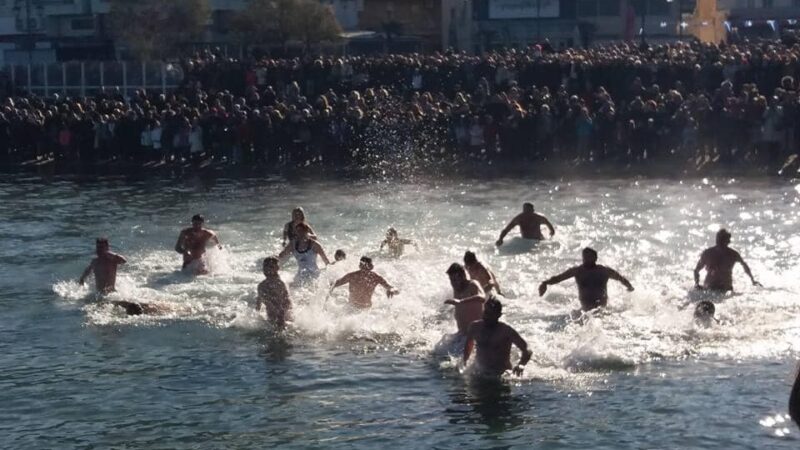 Κοσμοσυρροή στην Περαία για τον τίμιο σταυρό
