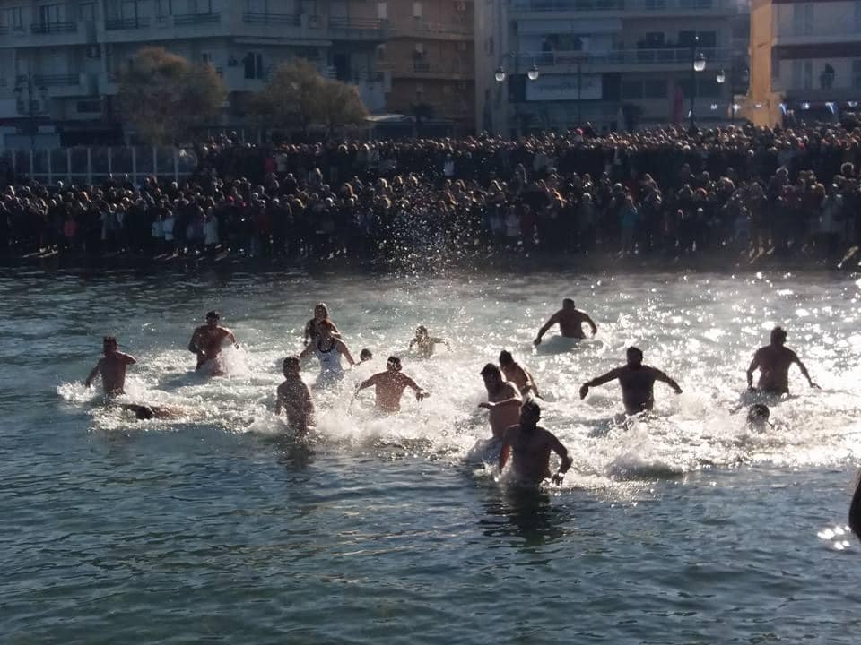 Κοσμοσυρροή στην Περαία για τον τίμιο σταυρό