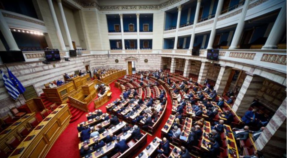 Ομoφυλόφιλα ζευγάρια: Ξεκίνησε στη Βουλή η συζήτηση για την επέκταση του πολιτικού γάμου – Παρέμβαση Ιερώνυμου (ΒΙΝΤΕΟ)