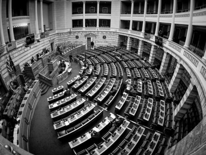 Ανατριχίλα…Ενός λεπτού σιγή στη Βουλή για τα θύματα των Τεμπών (ΒΙΝΤΕΟ)