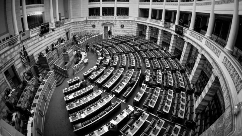 Ανατριχίλα…Ενός λεπτού σιγή στη Βουλή για τα θύματα των Τεμπών (ΒΙΝΤΕΟ)