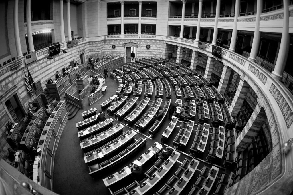 Ανατριχίλα…Ενός λεπτού σιγή στη Βουλή για τα θύματα των Τεμπών (ΒΙΝΤΕΟ)