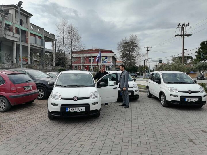 Τζέκος, Γρουσουζάκος επιθεωρούν νέα αυτοκίνητα που ήρθαν για τον Δήμο