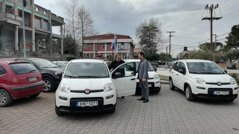 Τζέκος, Γρουσουζάκος επιθεωρούν νέα αυτοκίνητα που ήρθαν για τον Δήμο