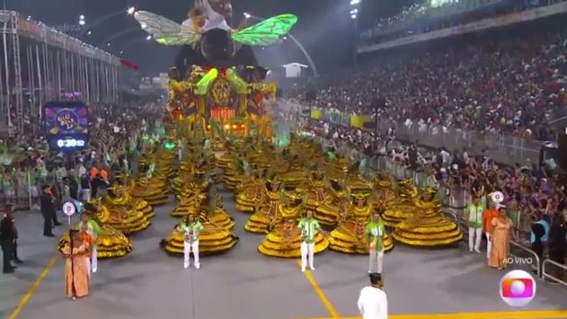 Ξεκίνησε η μεγάλη γιορτή! Στους μεθυστικούς ρυθμούς της Σάμπα το καρναβάλι του Ρίο ντε Τζανέιρο! (ΒΙΝΤΕΟ)