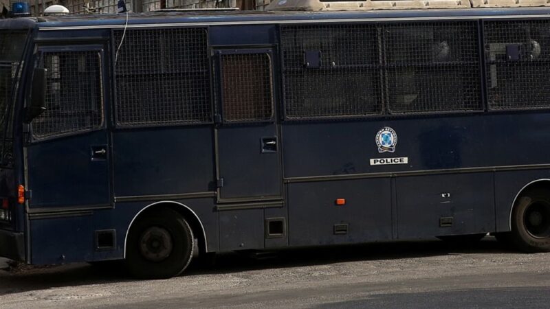 ΜΑΤ μπλόκαραν ξανά τους αγρότες της Επανομής που επιχειρούν να φτάσουν με τρακτέρ στο αεροδρόμιο (ΒΙΝΤΕΟ)