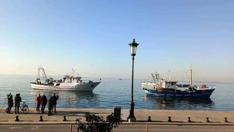 Μηχανότρατες από την Μηχανιώνα συμπαρείστανται στις κινητοποιήσεις των αγροτών (2 ΒΙΝΤΕΟ)